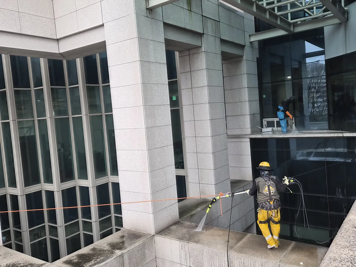 합천군 덕곡면 상가건물 옥상 파라펫 장비 주변 정밀 위생청소 사례 - 행진크린